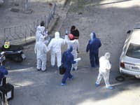 Forenzní experti zbierajú dôkazy po výbuchu bomby v meste Solún