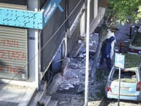 Forenzní experti zbierajú dôkazy po výbuchu bomby v meste Solún