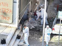 Forenzní experti zbierajú dôkazy po výbuchu bomby v meste Solún