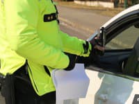 Mal zákaz šoférovať, no aj tak sadol za volant! Vodič s 2,2 promile v Záhore zranil 15-ročného chodca