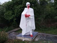 TAKTO skončil pamätník padlých: FOTO Dočmáraný a s hanlivým výrazom! Reaguje aj rozčúlený Šutaj Eštok