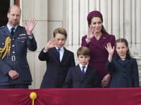 Britský princ William (vľavo), jeho manželka Kate, princezná z Walesu, a ich deti, princ Louis (druhý vpravo), princezná Charlotte (vpravo) a princ George (druhý vľavo) sledujú z balkóna Buckinghamského paláca prelet britskej kráľovskej leteckej akrobatickej skupiny Red Arrows (RAF) po vojenskej prehliadke pri príležitosti 80. výročia ukončenia 2. svetovej vojny v Londýne.