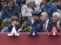 Britský princ William a jeho syn britský princ Louis počas vojenskej prehliadky pri príležitosti 80. výročia ukončenia 2. svetovej vojny v Londýne.