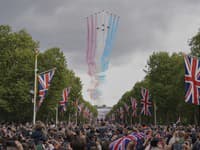 Prelet britskej kráľovskej leteckej akrobatickej skupiny Red Arrows (RAF) nad buvárom The Mall a Buckinghamským palácom na konci vojenskej prehliadky pri príležitosti 80. výročia ukončenia 2. svetovej vojny v Londýne.