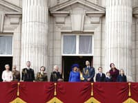 Britská kráľovská rodina sleduje z balkóna Buckinghamského paláca prelet britskej kráľovskej leteckej akrobatickej skupiny Red Arrows (RAF) počas prehliadky pri príležitosti 80. výročia ukončenia 2. svetovej vojny.