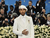 Móda z Met Gala. Lewis Hamilton