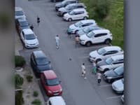 Hromadná bitka v Nových Zámkoch: Pre výplatu si prišli s palicami a nožmi! Zasahovala polícia aj záchranári