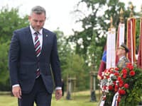 Prezident SR Peter Pellegrini počas pietneho aktu kladenia vencov pri Pomníku padlých rumunských vojakov v Piešťanoch
