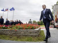 Predseda vlády SR Robert Fico počas pietneho aktu kladenia vencov pri Pomníku padlých rumunských vojakov v Piešťanoch.