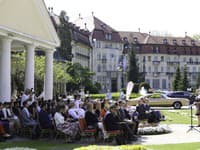 Otvorenie výstavy Alfonsa Muchu v Piešťanoch