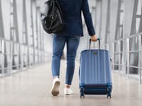 TRIK LETISKOVÉHO ZAMESTNANCA, ktorý ti zmení cestovanie: Takto dostaneš kufor ako PRVÝ z lietadla!