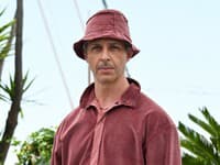 Slávny herec v Cannes: Oblečený ako RYBÁR, ale... Na ruke hodinky v CENE BYTU!