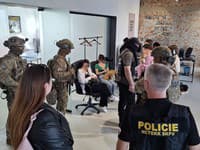 Českí kriminalisti z NCTEKK v spolupráci ukrajinskou SBU odhalili činnosť falošného call centra na Ukrajine. Zadržaných bolo 70 ľudí.