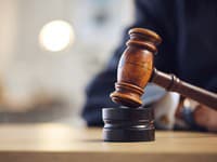 Proces v kauze poľovníckej chaty v Čifároch sa pre sťažnosť obžalovaného nezačal