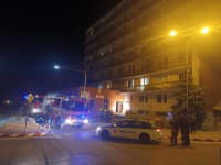 Požiar obytného domu v Leviciach: Jedna osoba sa nadýchala splodín horenia