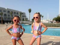 Veronika a Daniela Nízlové so svojimi deťmi na dovolenke pri mori