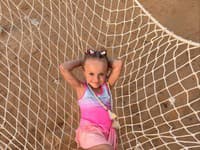 Veronika a Daniela Nízlové so svojimi deťmi na dovolenke pri mori