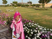 Veronika a Daniela Nízlové so svojimi deťmi na dovolenke pri mori