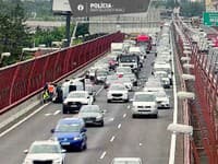 Vodiči, spozornite! Na diaľnici D1 v smere na Senec sa stala nehoda, počkáte si v kolónach
