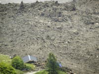 Vo švajčiarskych Alpách sa zosunula pôda