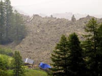 Vo švajčiarskych Alpách sa zosunula pôda