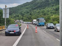 AKTUÁLNE Požiar osobného auta na D1: Pri Trenčíne sa v smere na Žilinu tvoria kolóny