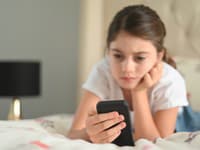 Deti sú zavislé na mobiloch, školy ich obmedzia: Trávia online viac ako päť hodín denne, uviedol Mikloško