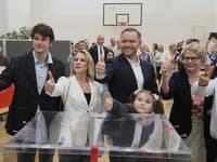 V poľských prezidentských voľbách hlasovali obaja kandidáti: Priebeh je naďalej pokojný