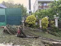 Na snímke situácia po silnej búrke v osade obci Rokycany