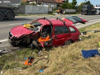 Tragická nehoda pri Veľkej Mači: Vodič osobného auta neprežil čelnú zrážku s kamiónom