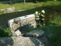 Pri nehode v Malom Čepčíne skončilo auto prevrátené v potoku: Tri osoby utrpeli ľahšie zranenia
