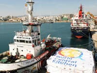 Izrael zhodil pomoc do Gazy z lietadiel: Humanitárnu loď s aktivistami však zastavil na mori