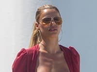 Neopálené pásiky? NEHROZÍ! Sexi modelka na pláži odhodila hanbu: Vytasila HOLÉ PRSIA!