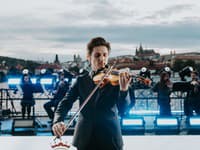 Megakoncert huslistu Filipa Jančíka priamo na hladine Vltavy v Prahe