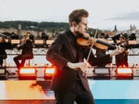 Megakoncert huslistu Filipa Jančíka priamo na hladine Vltavy v Prahe