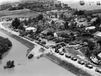 Na snímke zaplavený Medveďov v roku 1965