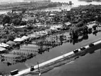 Na snímke zaplavený Medveďov v roku 1965