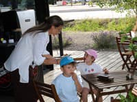 Párty plná celebritných detí, Natália Végh s deťmi