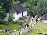 Pohľad na Kalište počas 19. ročníku Stretnutia generácií pri príležitosti 80. výročia vypálenia obce