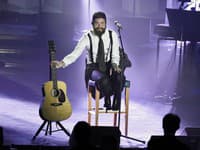 NEŠŤASTNÝ pád slávneho speváka: Zletel z pódia!