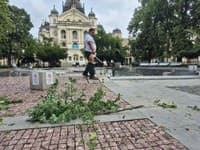Správa mestskej zelene v Košiciach od rána odstraňuje škody po smršti