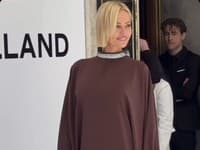 Modelka Adriana Sklenaříková na prehliadke návrhára Stéphana Rollanda v Paríži.