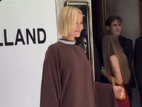 Modelka Adriana Sklenaříková na prehliadke návrhára Stéphana Rollanda v Paríži.