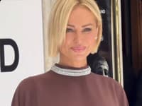 Modelka Adriana Sklenaříková na prehliadke návrhára Stéphana Rollanda v Paríži.