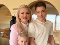 Zlatica Puškárová so synmi Adamom a Leom