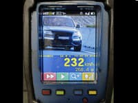 Cestný pirát na rýchlostnej ceste R1: Letel rýchlosťou až 232 kilometrov za hodinu, mastnú pokutu zaplatil na mieste