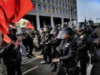 Minister obrany USA nariadil stiahnuť 2-tisíc členov Národnej gardy z Los Angeles