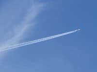 Ďalší šialený nápad: EÚ chce regulovať biele čiary lietadiel! Poplatky, poplatky, poplatky