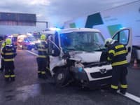 VÁŽNA nehoda na D2, zasahovali všetky záchranné zložky! FOTO Zrazil sa kamión s dodávkou, päť zranených