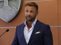 Češka obrambna agencija zavrača obtožbe Andreja Babiša o netransparentnosti in podražitvi iniciative za dobavo streliva Ukrajini